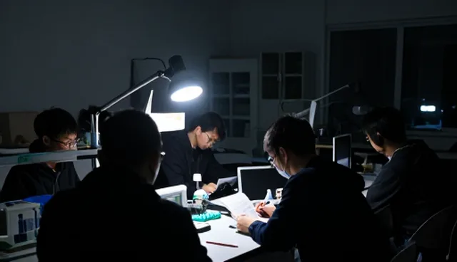 安装调试交付质量：自主执行与外包合作的比较