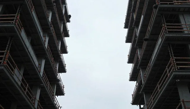 技术开发中性能表现如何影响使用场景？
