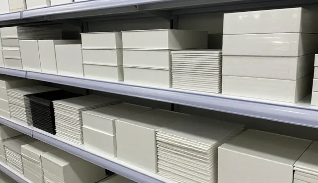 办公用品采购的两种策略对比：性能与适用条件取舍