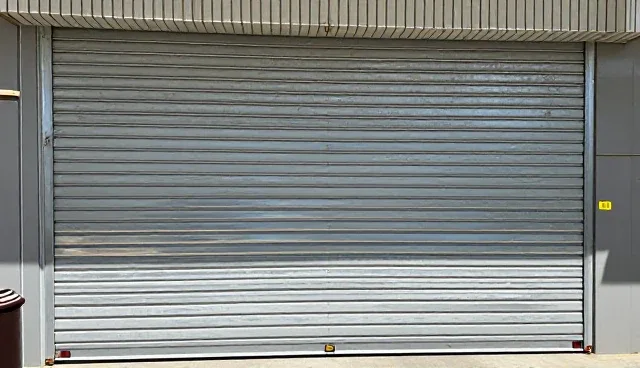 铁艺卷帘门性能评估中的材料选择与安装规范