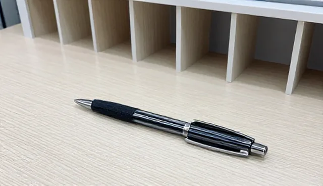 品牌定位咨询中，如何应对限制因素？