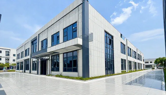 南京网站建设公司：自主搭建与外包开发的取舍分析