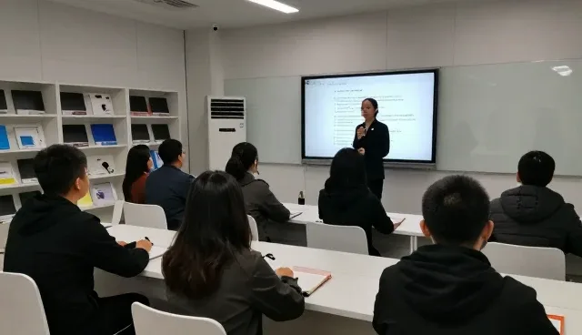 技术转让中的应用对比：自主开发与授权合作的选择