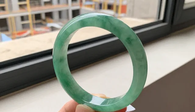稳定货源与产品品质的取舍：两种做法对比