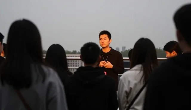 文化交流活动组织的实践对比：两种做法的实际取舍
