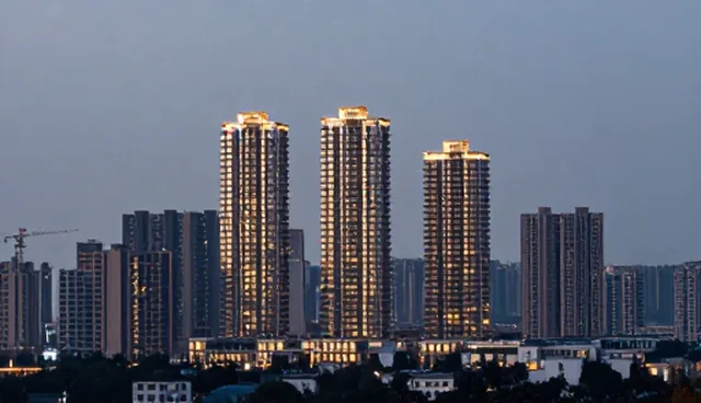 技术外包如何影响软件研发性能与适用条件