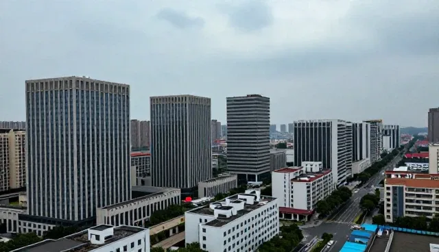 企业信息更新服务：性能优化的两种做法与实际取舍