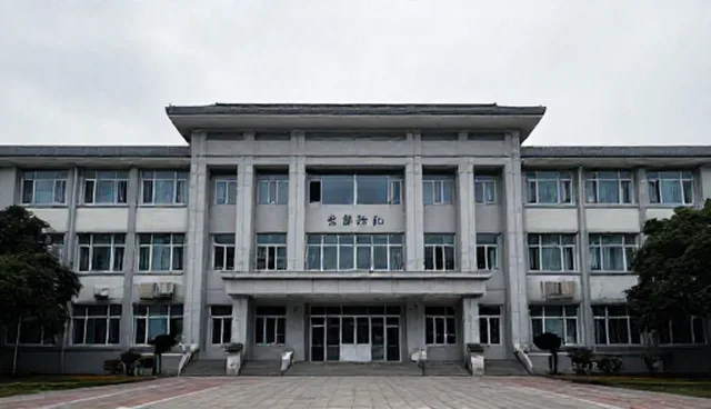 制造业商务代理：性能与适用条件的比较取舍