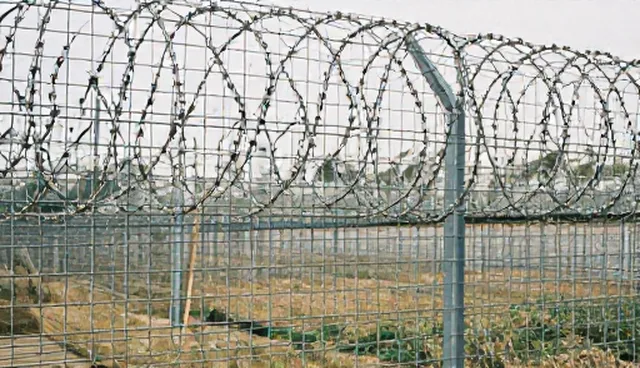 镀锌铁丝网在建筑围挡中的常见问题及处理方法